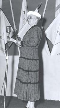 Gilberte Côté-Mercier addresses the huge crowd Gilberte Côté-Mercier addresses the huge crowd