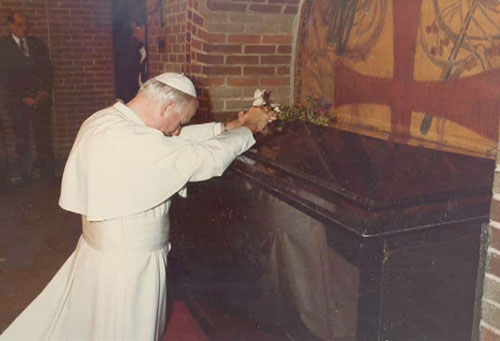 John Paul II in front the tomb of Brother Andre John Paul II in front the tomb of Brother Andre